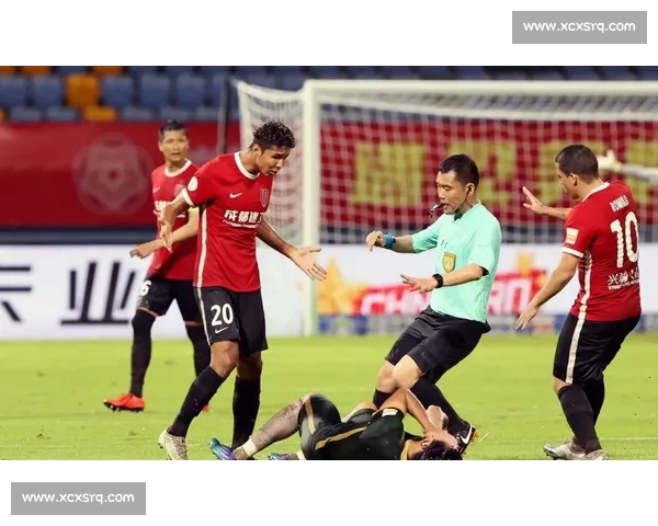 红牌罚下引发赛场激烈争议与裁判判罚讨论